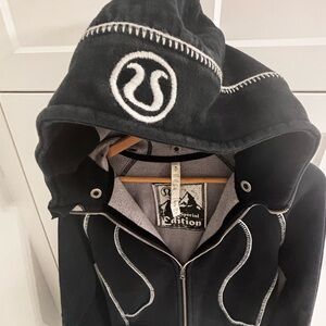 Lululemon Black and Gray Fleece-Hoodie
